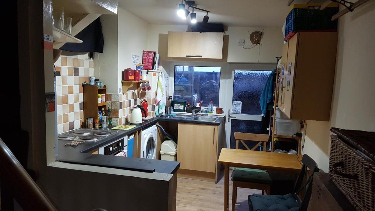 'Yellow Wood Micro Hostel-Eco Urban Bothy Style Very Basic But Cosy Redecorating But Cheap & Friendly Quiet Time Lockout 11Pm-7Am Bring Towel Or Hire Brecon Buitenkant foto