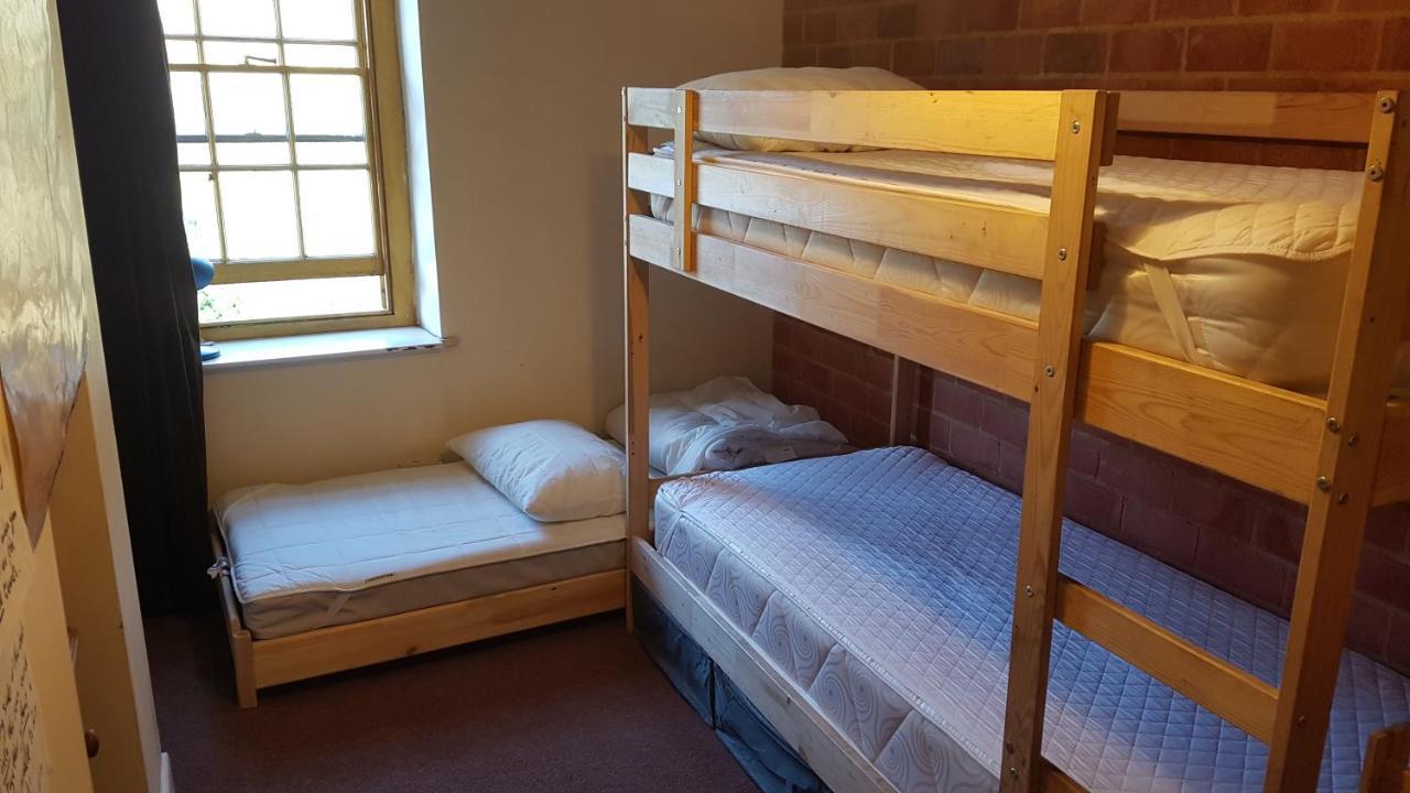 'Yellow Wood Micro Hostel-Eco Urban Bothy Style Very Basic But Cosy Redecorating But Cheap & Friendly Quiet Time Lockout 11Pm-7Am Bring Towel Or Hire Brecon Buitenkant foto