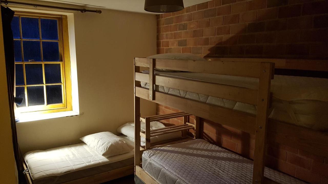 'Yellow Wood Micro Hostel-Eco Urban Bothy Style Very Basic But Cosy Redecorating But Cheap & Friendly Quiet Time Lockout 11Pm-7Am Bring Towel Or Hire Brecon Buitenkant foto