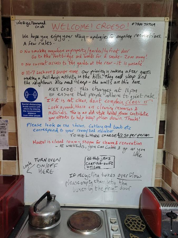 'Yellow Wood Micro Hostel-Eco Urban Bothy Style Very Basic But Cosy Redecorating But Cheap & Friendly Quiet Time Lockout 11Pm-7Am Bring Towel Or Hire Brecon Buitenkant foto