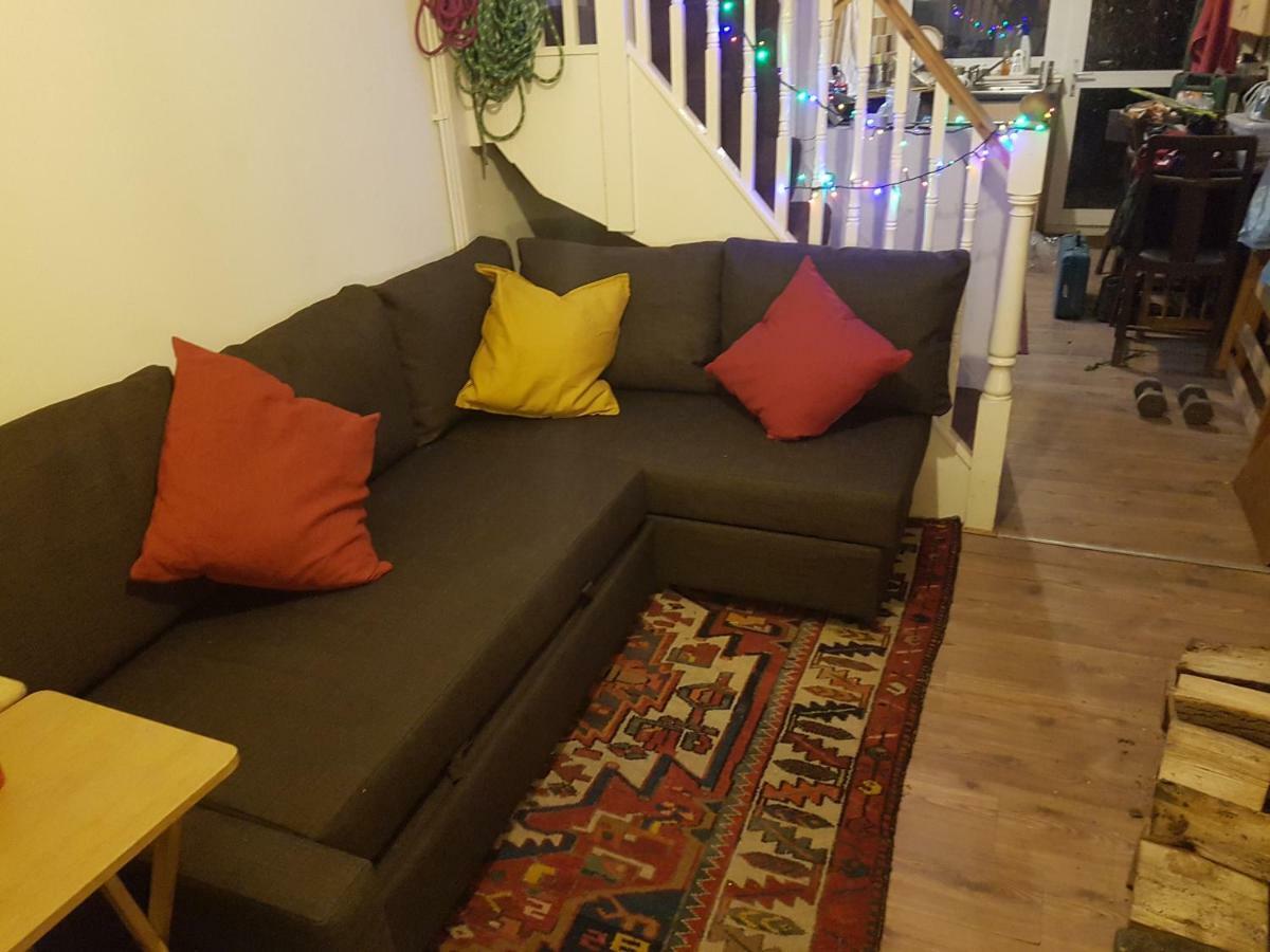 'Yellow Wood Micro Hostel-Eco Urban Bothy Style Very Basic But Cosy Redecorating But Cheap & Friendly Quiet Time Lockout 11Pm-7Am Bring Towel Or Hire Brecon Buitenkant foto